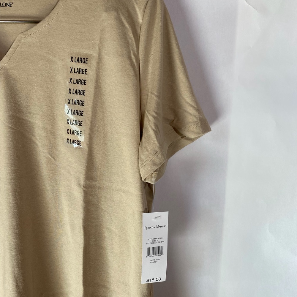 Rebecca Malone Tee-Top V-Neck detail - Picture 3 of 3